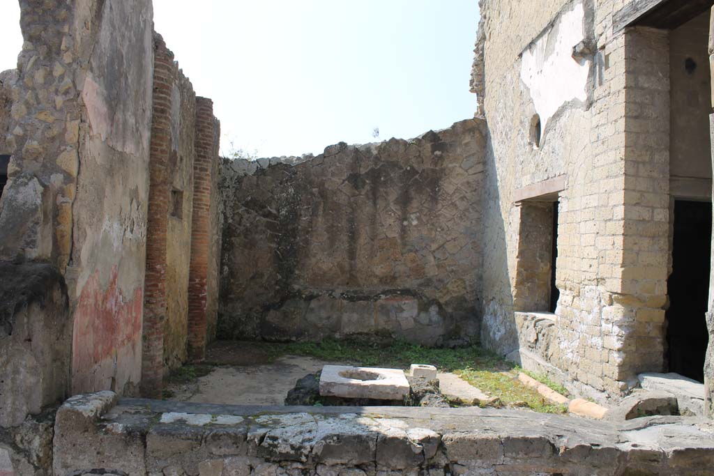 V.35 Herculaneum. March 2014. Courtyard 12, looking south.
Foto Annette Haug, ERC Grant 681269 DÉCOR
